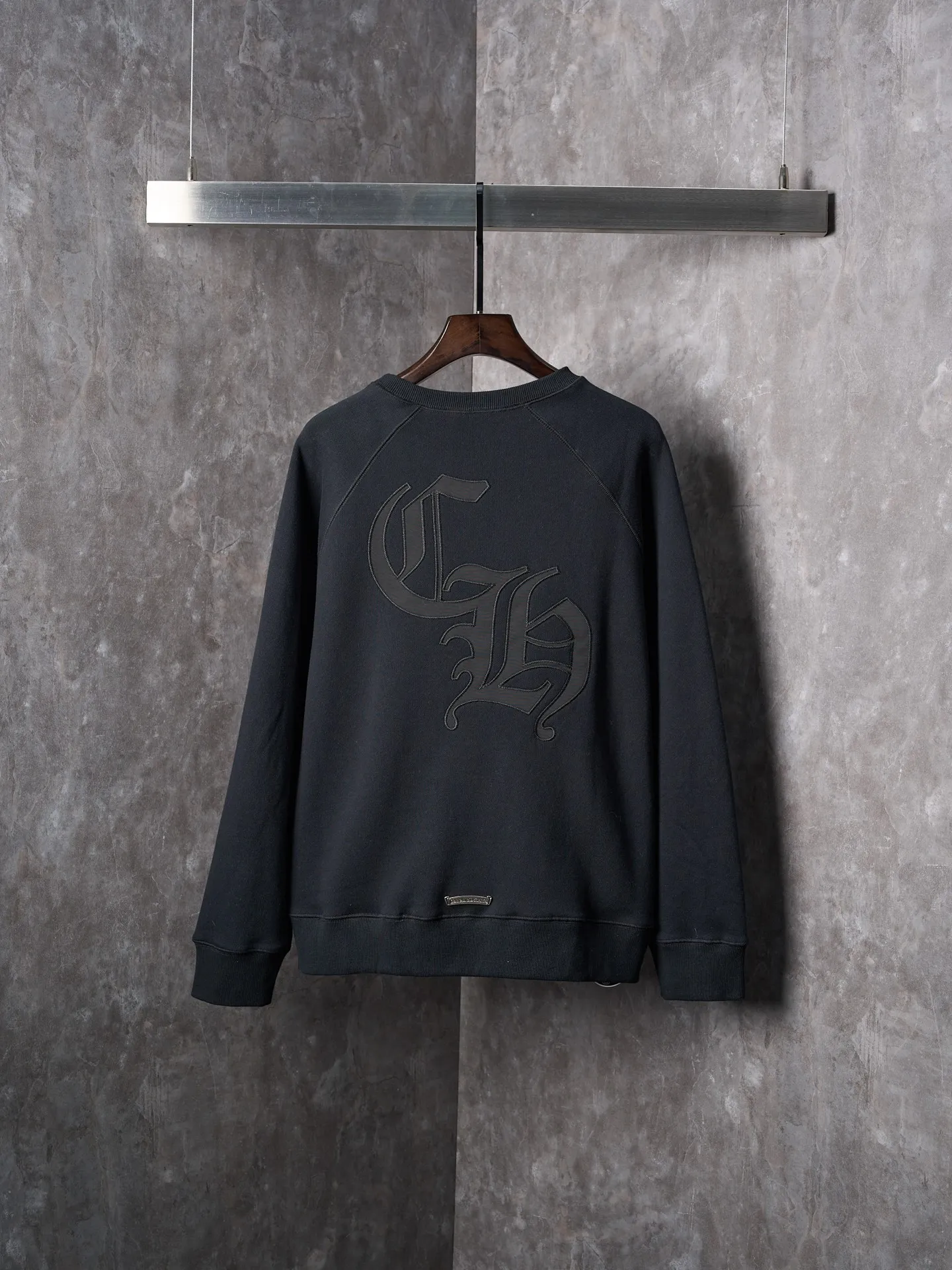 P400 price reduction [actual auction] Chrome Hearts/Ch cross logo patch embroidered round neck sweatshirt [ready in stock] S M L The logo iron plate sways slightly with the swing of the body, adding a sense of movement and vitality. It is unobtrusive but has an indescribable aura. It interprets the perfect blend of retro and luxury. It adopts imported machine appliqué embroidery technology and uses advanced computer control systems and precise mechanical components to realize the Chrome Hearts logo appliqué embroidery operation. It presents an embroidery effect with both clarity and three-dimensionality. The fabrics have been washed and have a better hand feel. They are not easy to deform, shrink or fade. Maintains long-lasting beauty with a loose fit